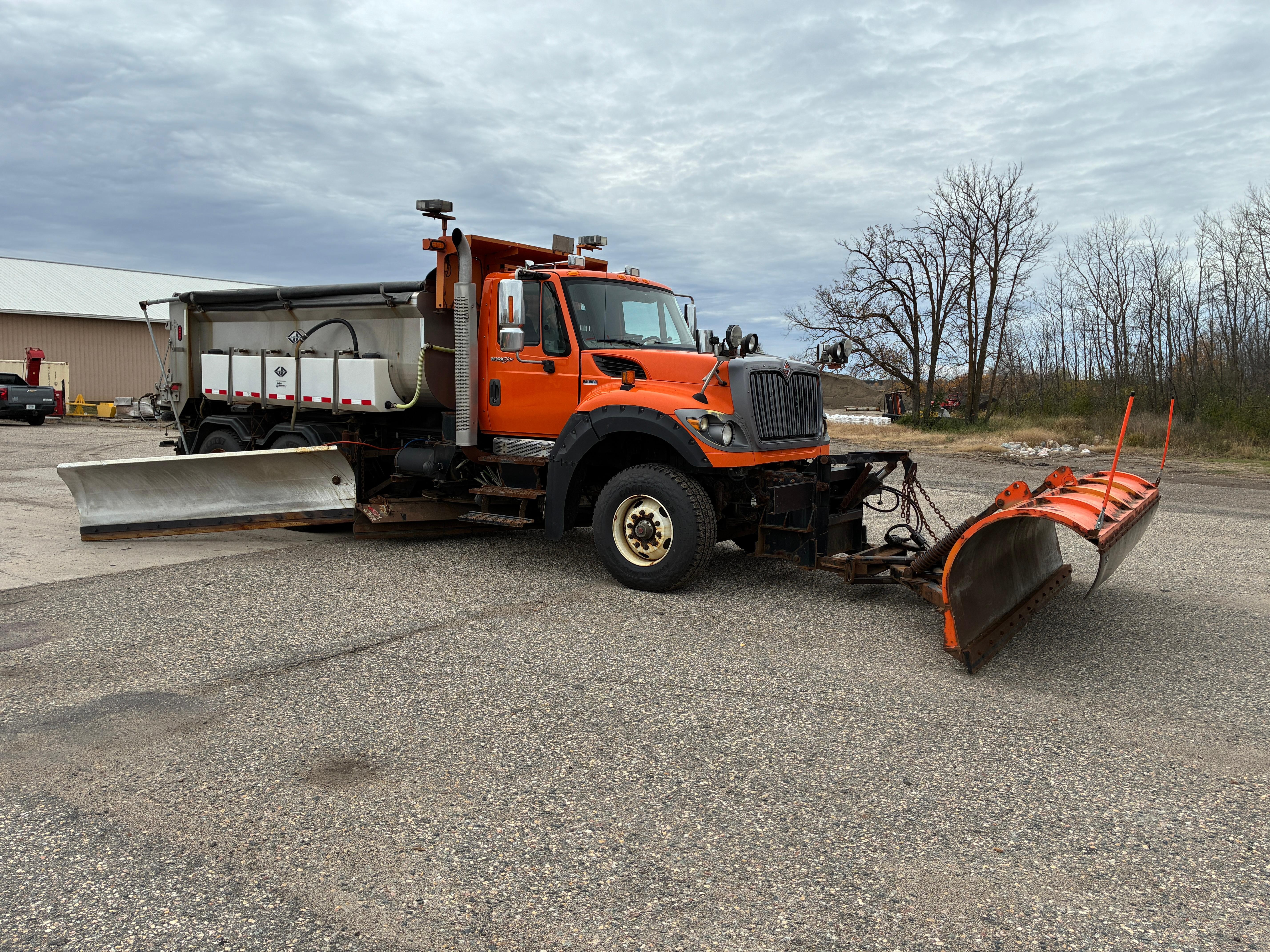 2013 IH 7600 TANDEM PLOW TRUCK CHASSIS