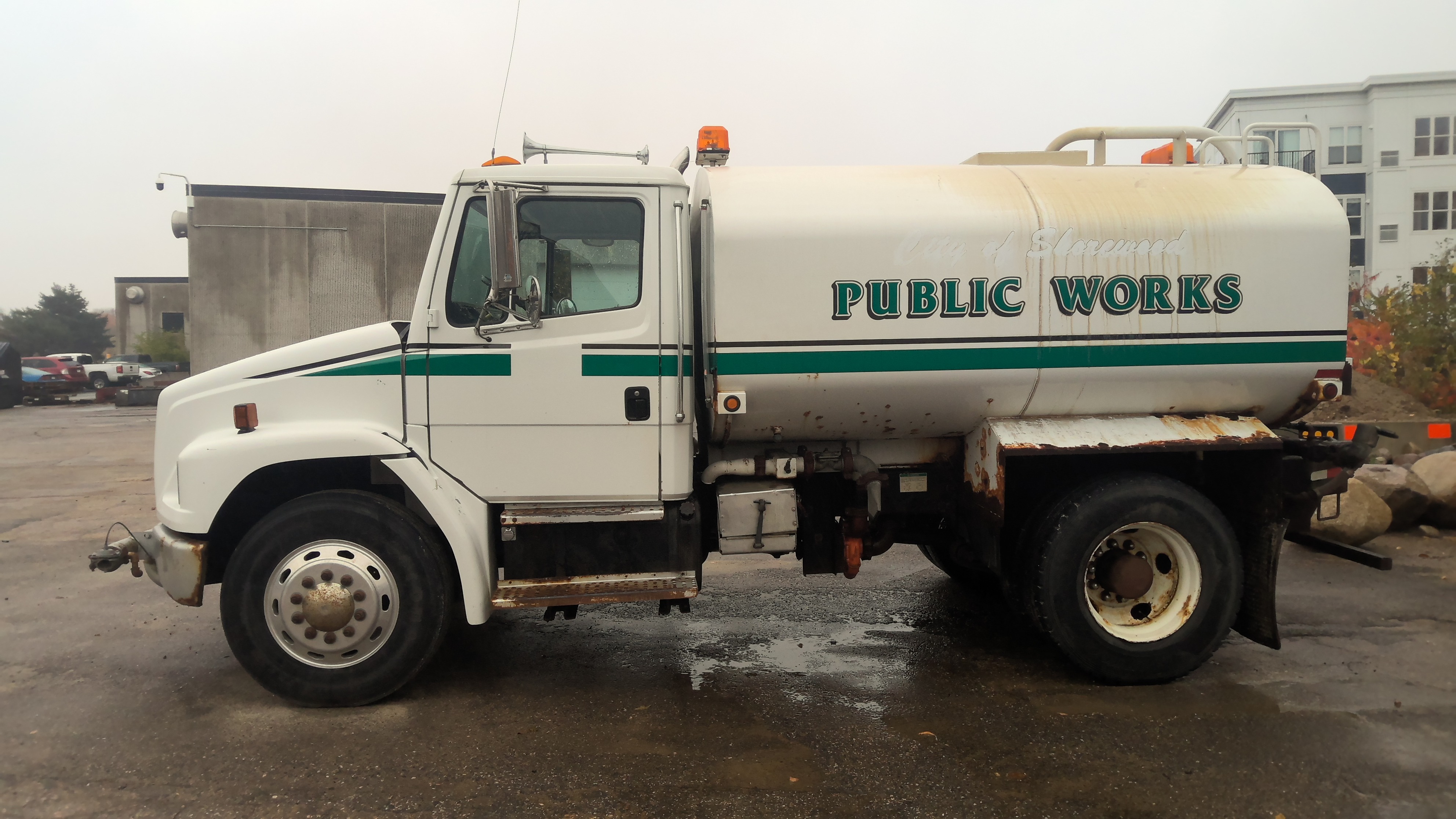 FREIGHTLINER TANKER TRUCK